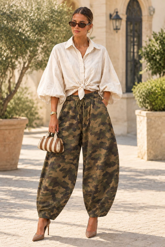 Pantalón camuflaje militar - look con camisa abullonada beis