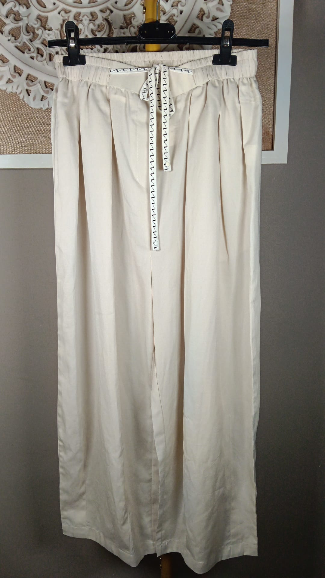 Pantalón Jot palazzo crudo - detalle cintura cordón zigzag
