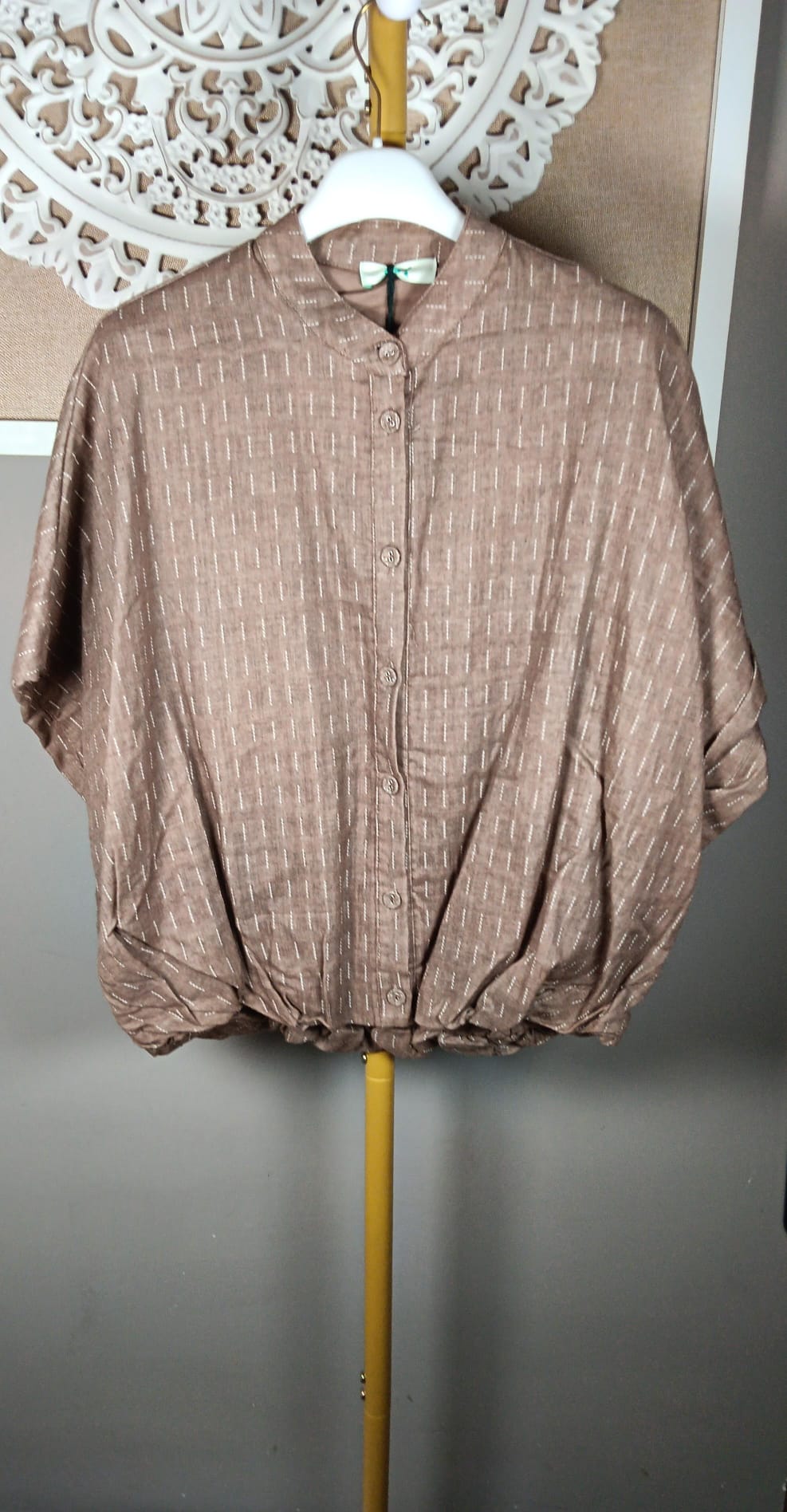 Blusa abullonada marrón - vista completa percha