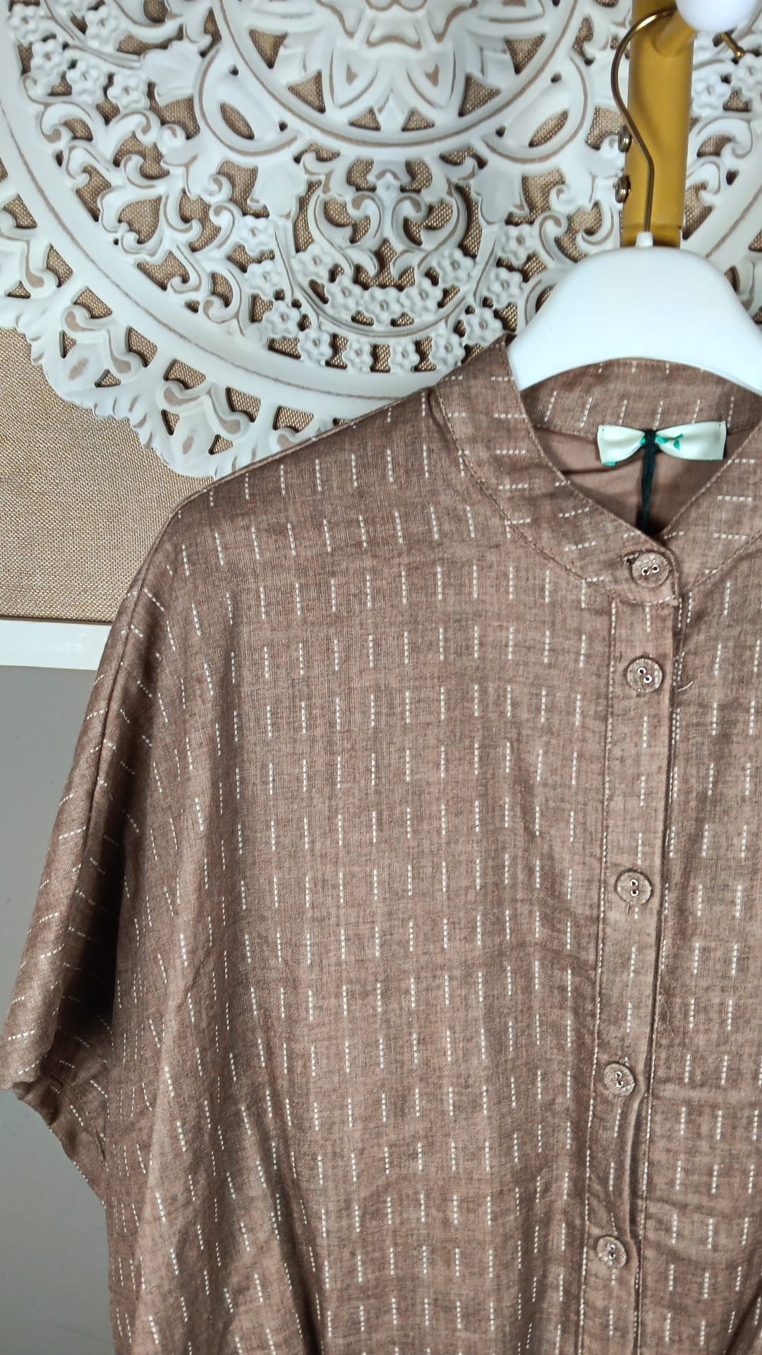 Blusa abullonada marrón - detalle cuello mao y tejido dorado