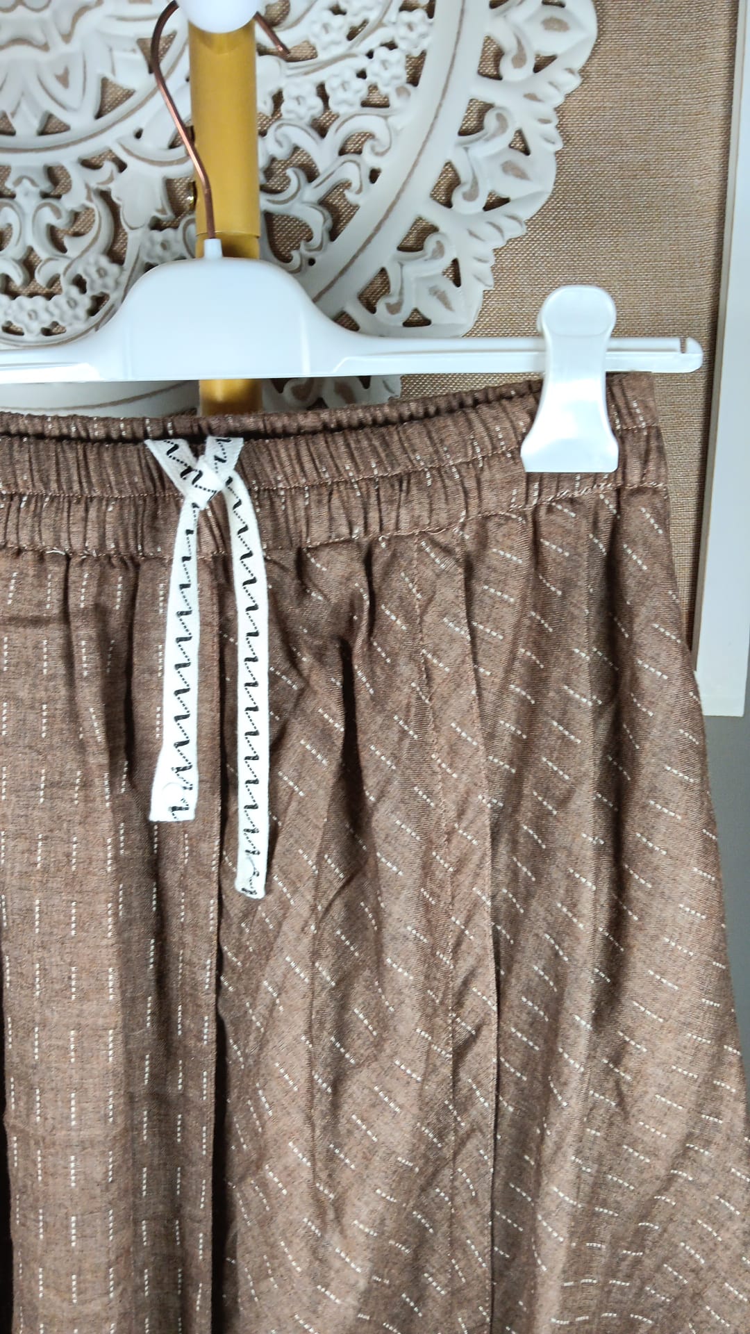 Falda asimétrica jot marrón - detalle cintura elástica cordón