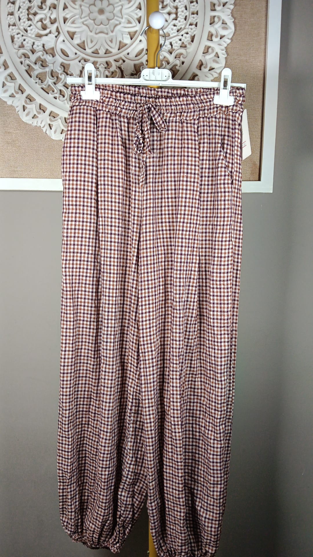 Pantalón vichy granate y camel - vista completa percha