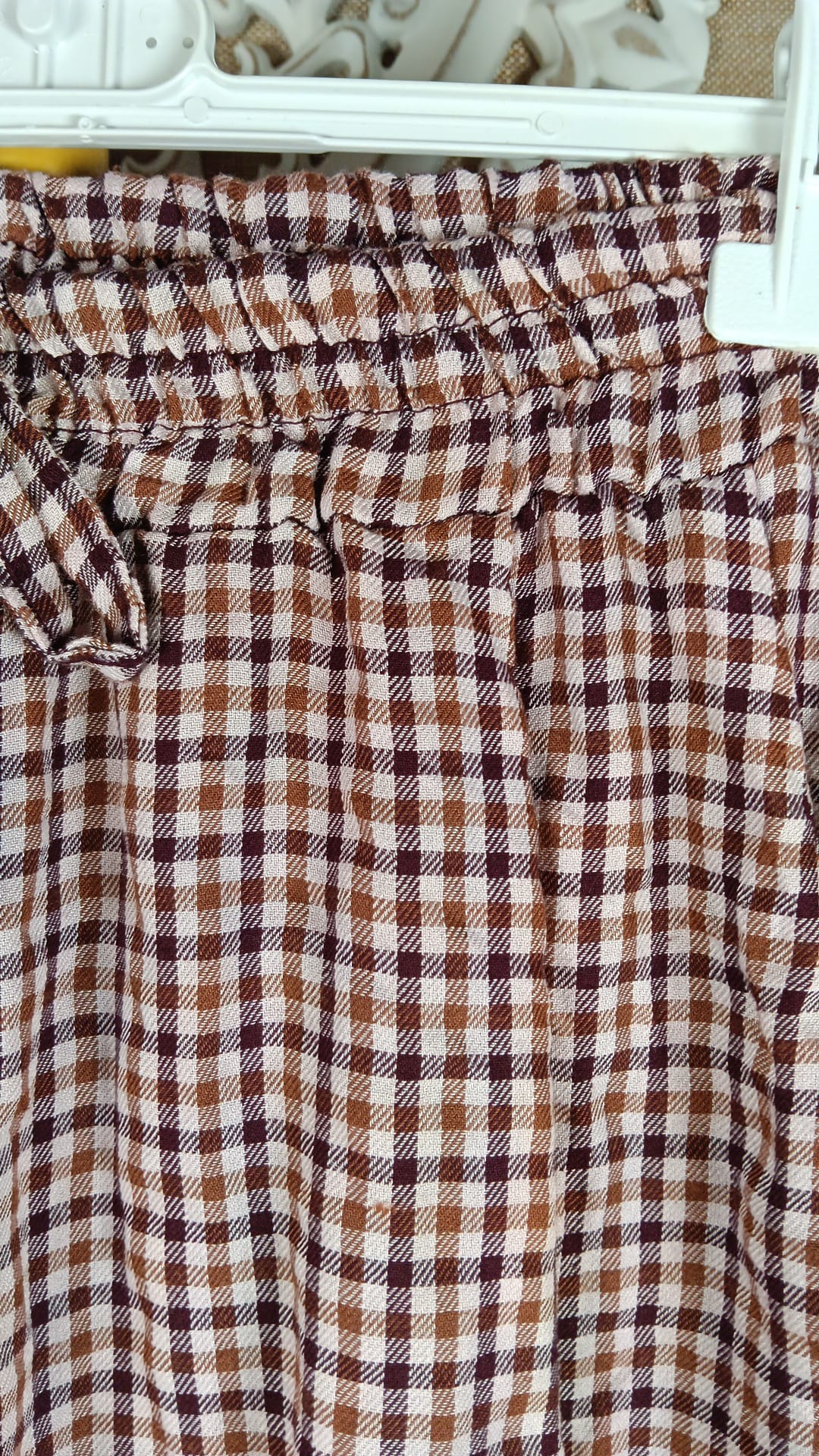 Pantalón vichy granate y camel - detalle bajo engomado y cintura