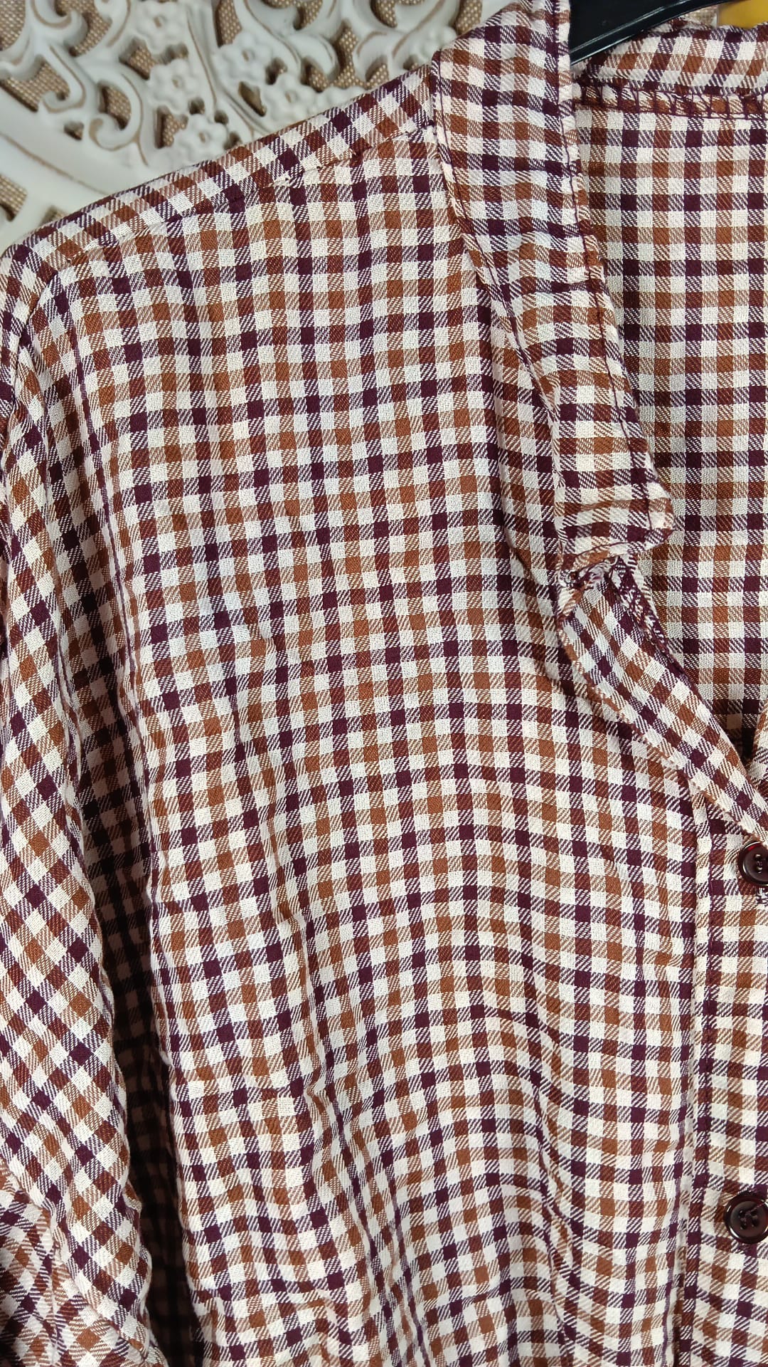 Camisa vichy cuadros granate y camel - detalle tejido y botones