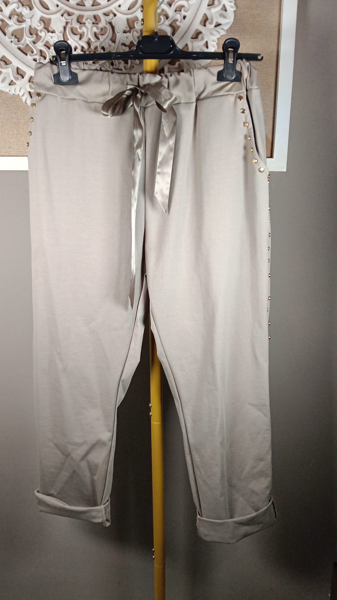 Pantalón punto milano taupe - detalle tachuelas doradas y lazo raso