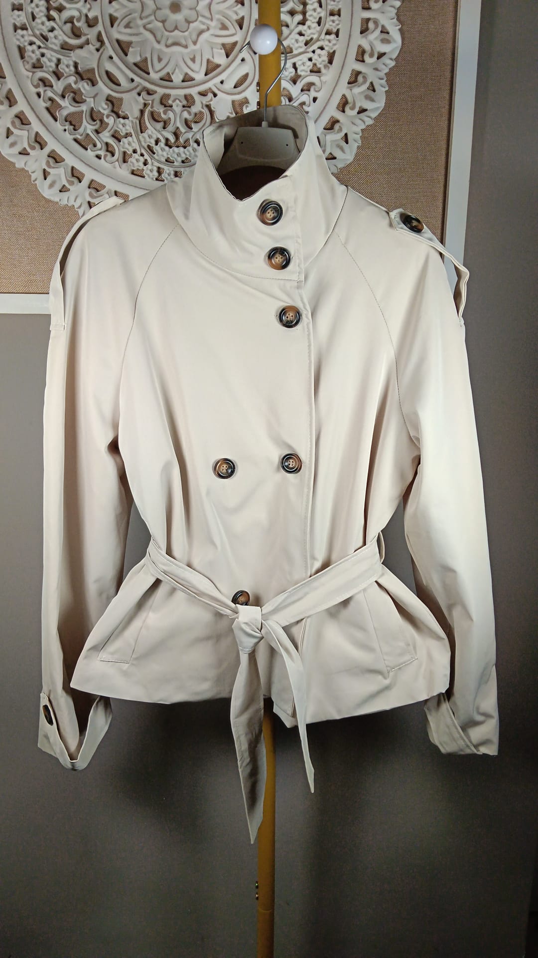 Gabardina corta beis - vista completa percha