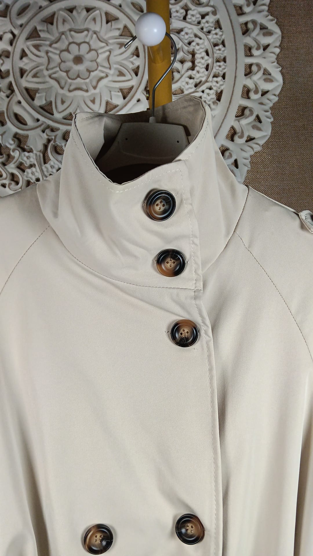 Gabardina corta beis - detalle cuello y botones cuerno