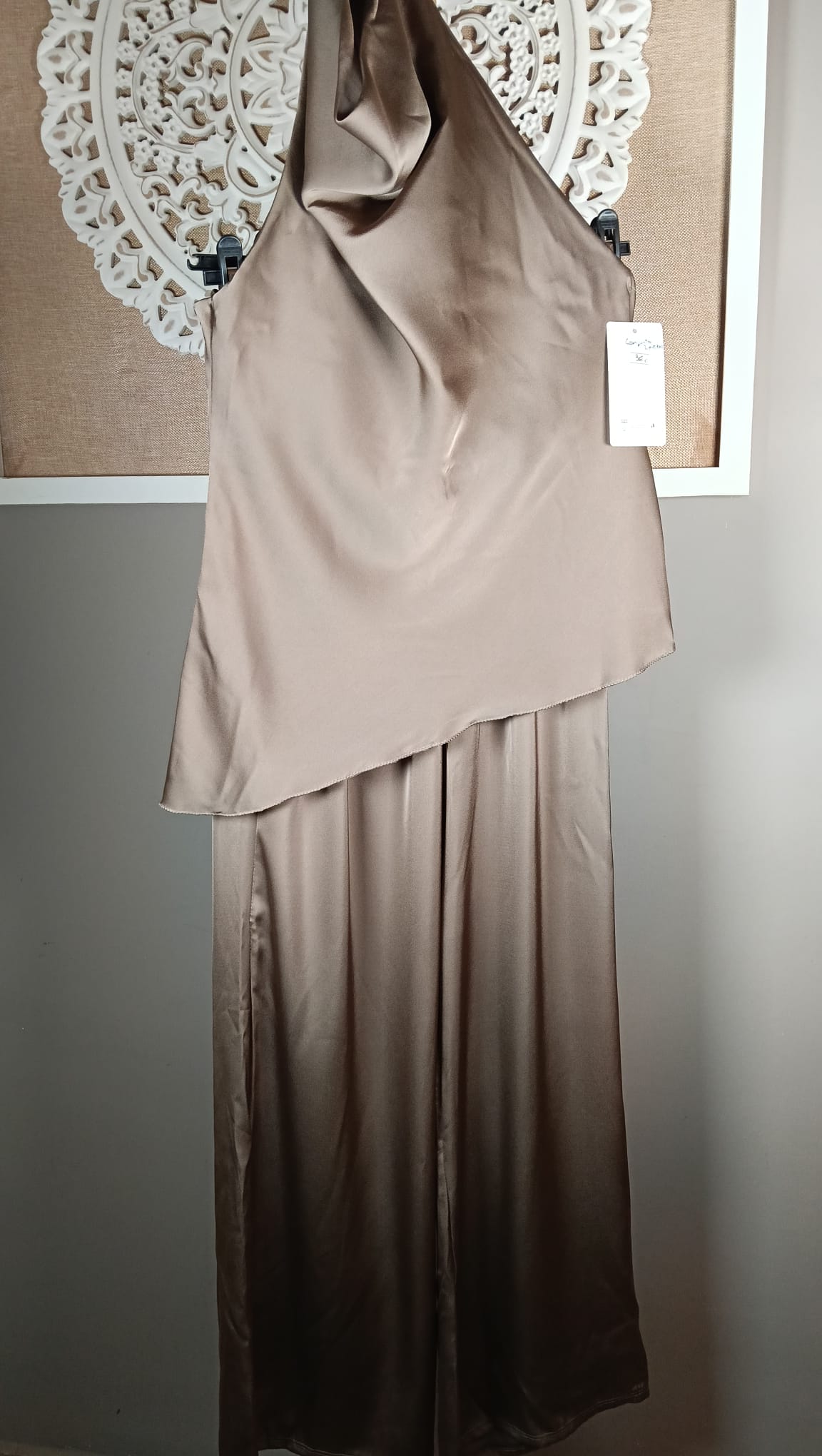 Conjunto de mujer taupe con top asimétrico y pantalón ancho