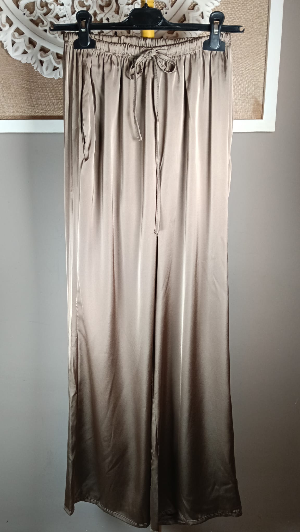 Top asimétrico satinado color taupe del conjunto de mujer
