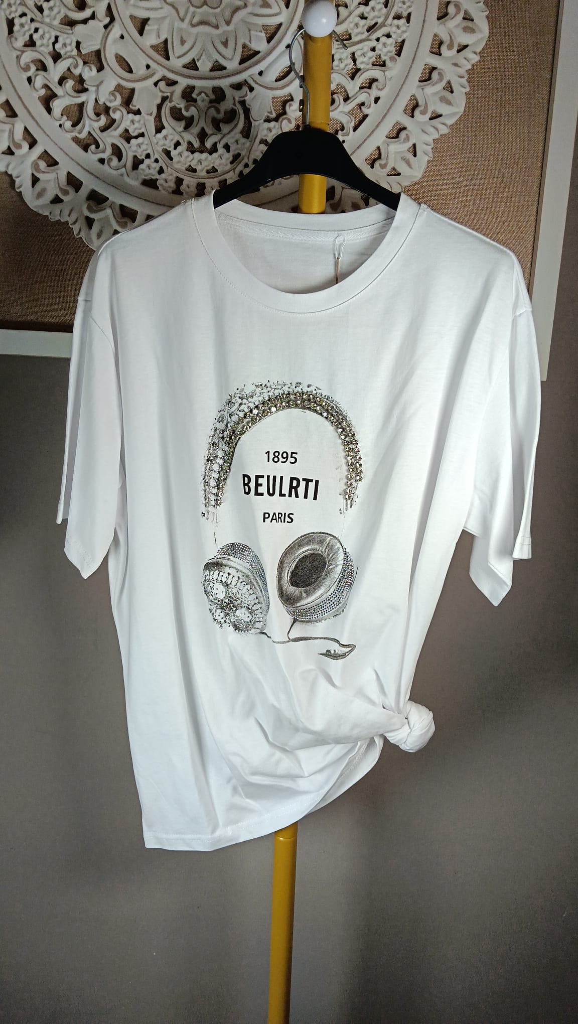 Camiseta blanca de algodón con diseño fantasía de auriculares y strass