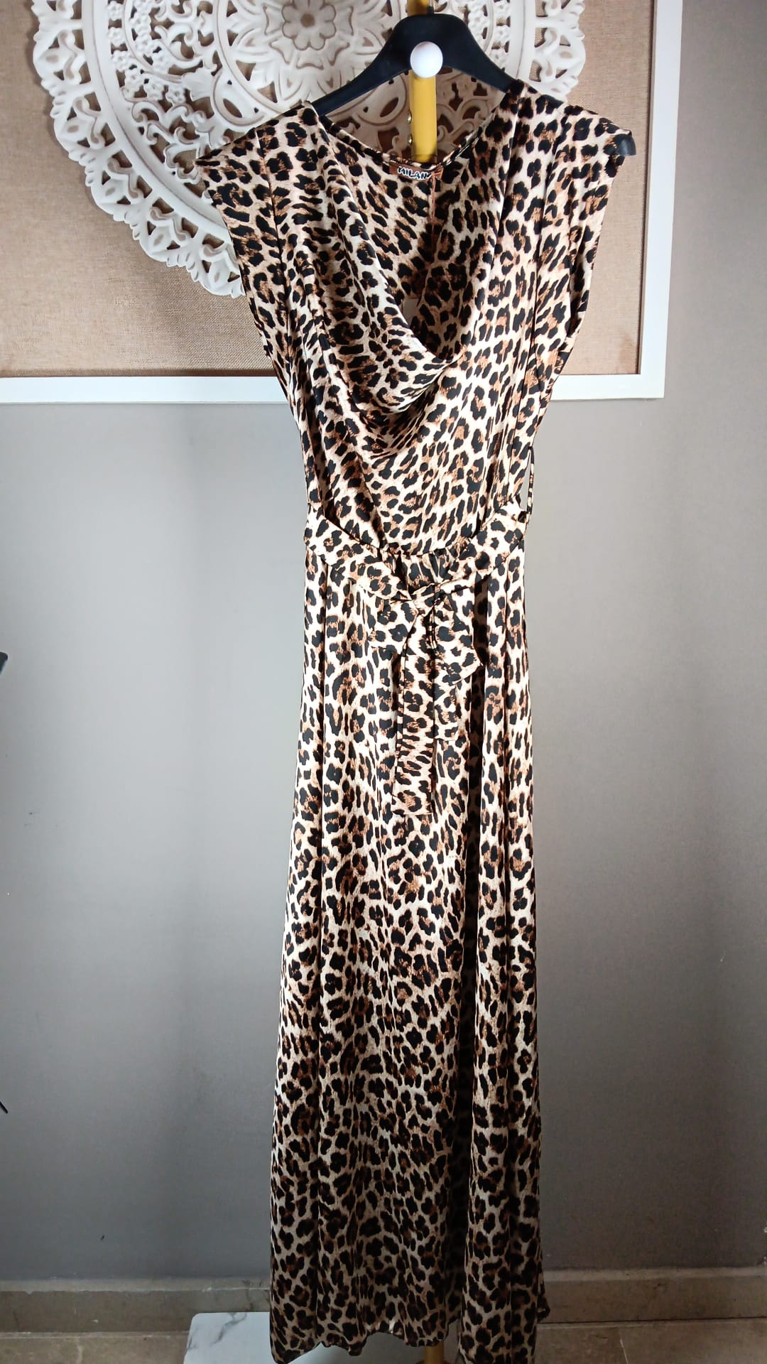 Detalle del tejido y estampado de leopardo del vestido Milano