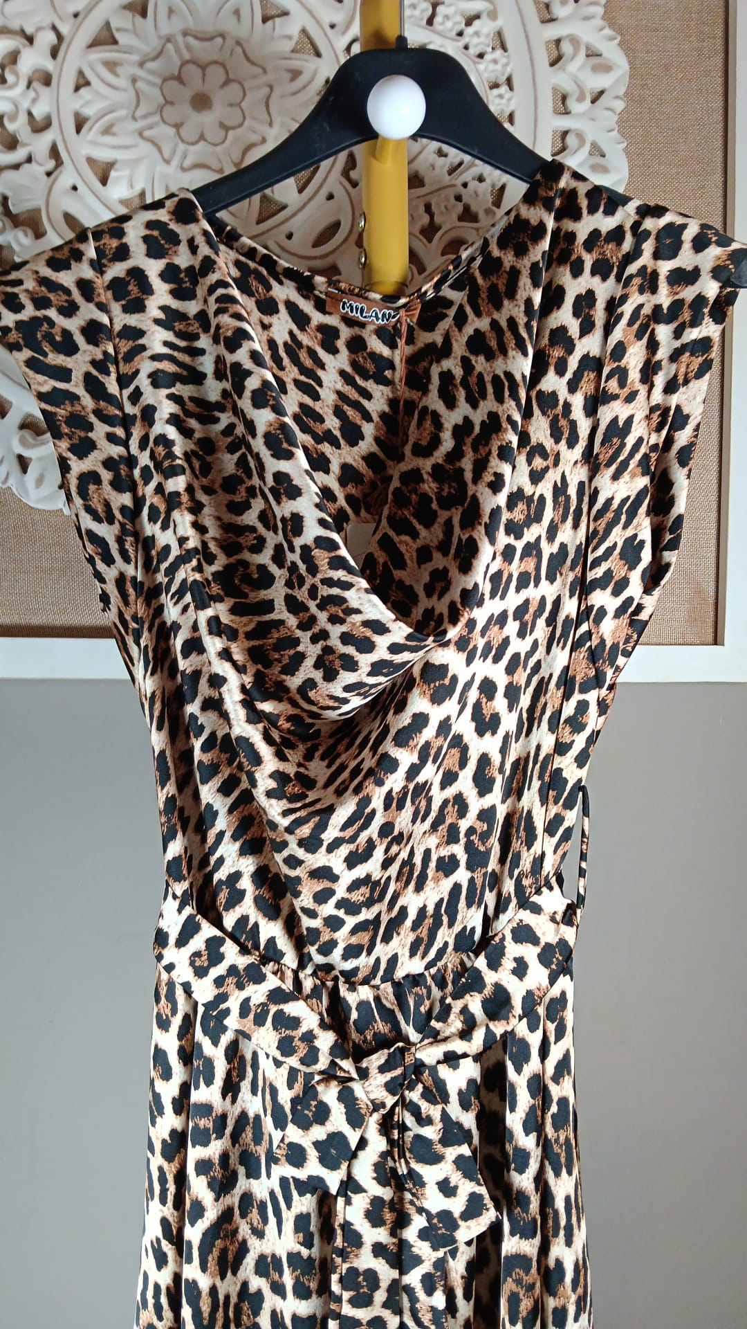 Detalle del escote drapeado y cintura del vestido animal print Milano