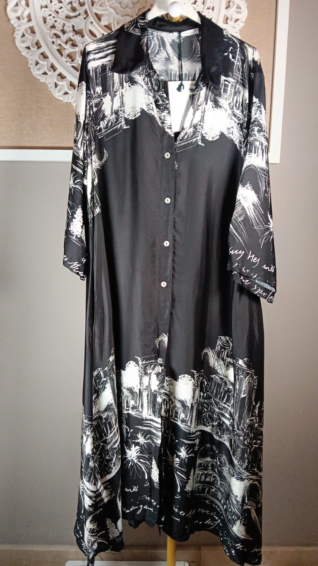 Vestido negro fluido con estampado blanco de paisaje, cuello camisero y botones