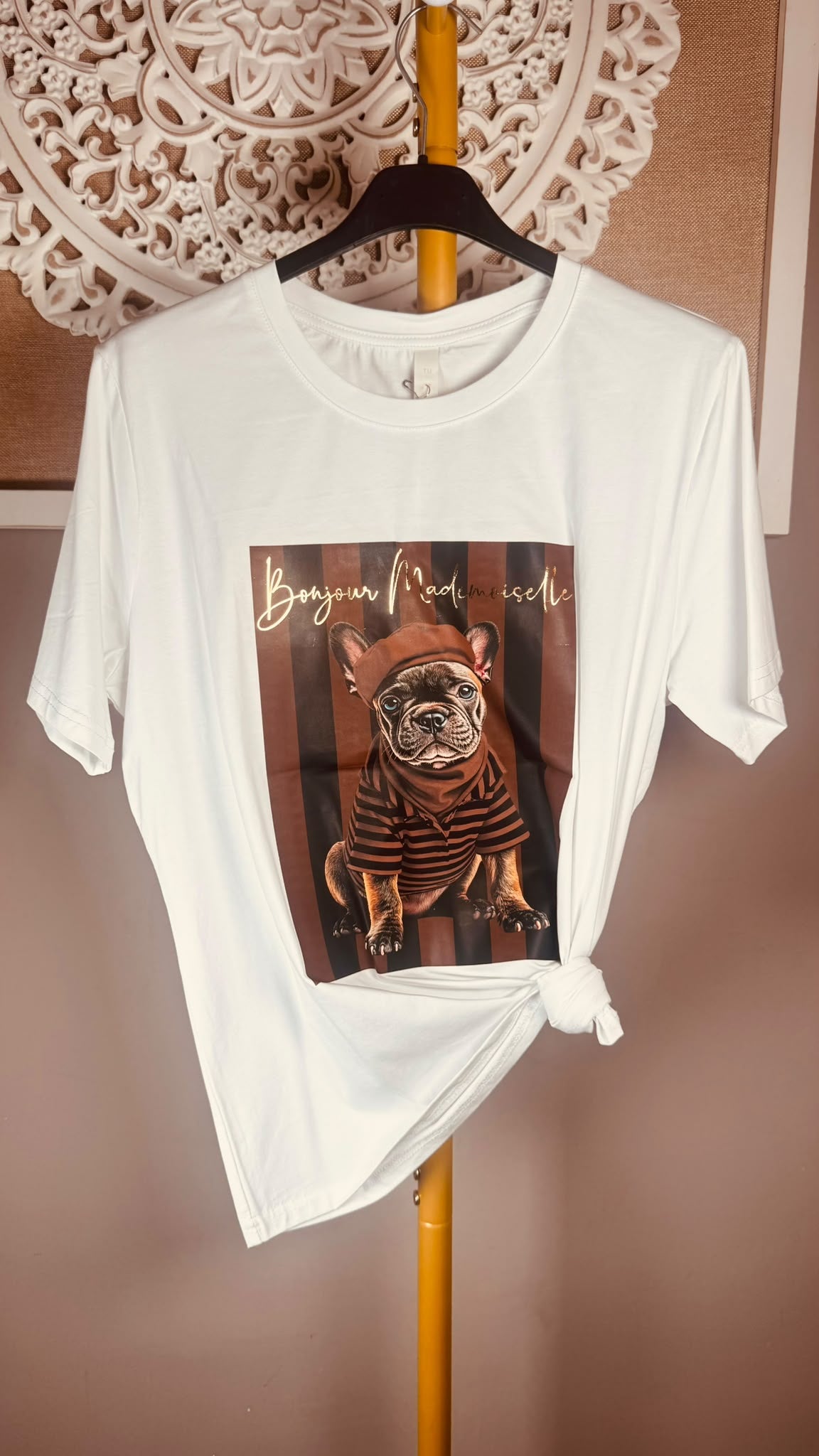 Camiseta blanca de manga corta con estampado de bulldog francés estilo parisino