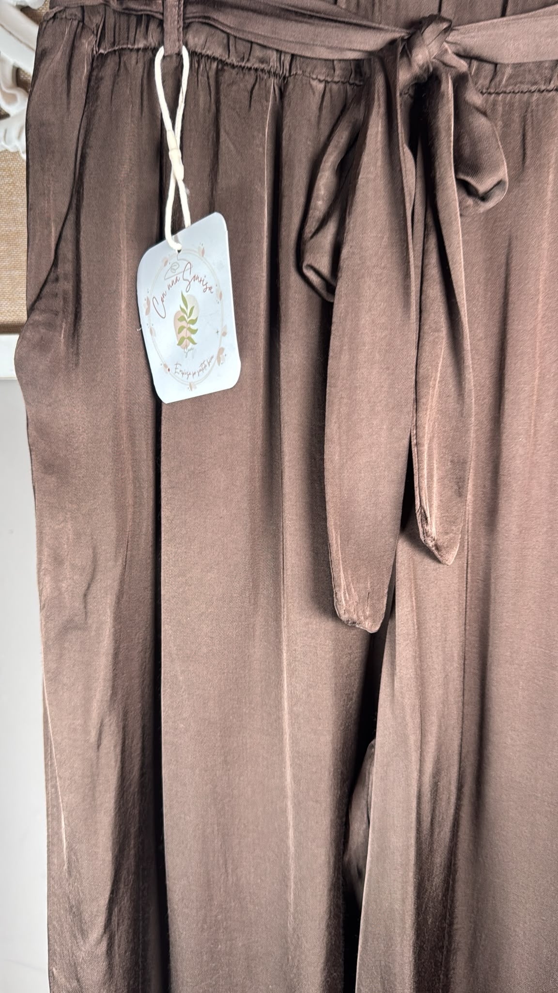 Detalle de la cintura ajustable y tejido satinado del pantalón JOT marino