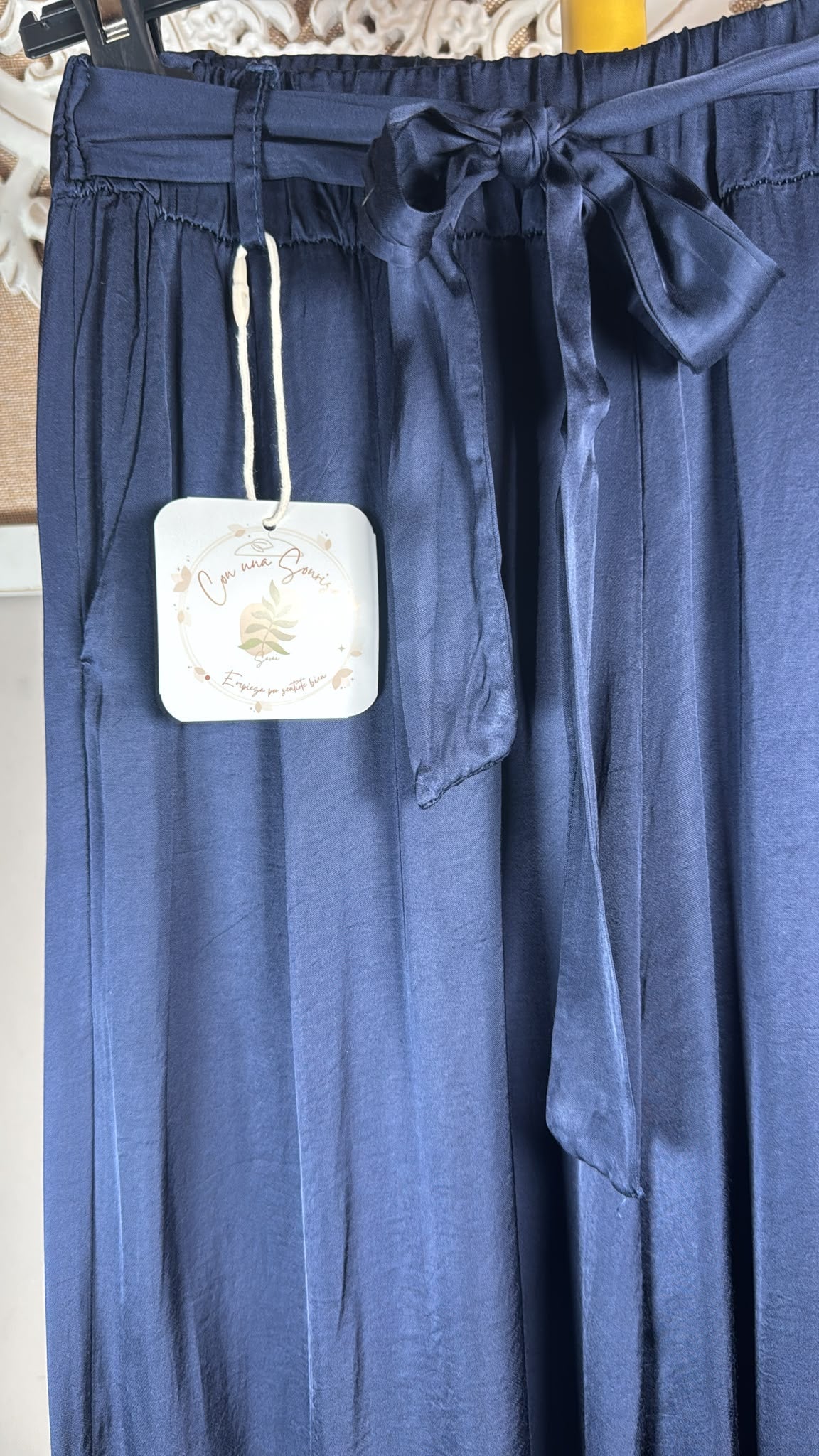 Pantalón JOT de raso marrón con cintura elástica y lazada