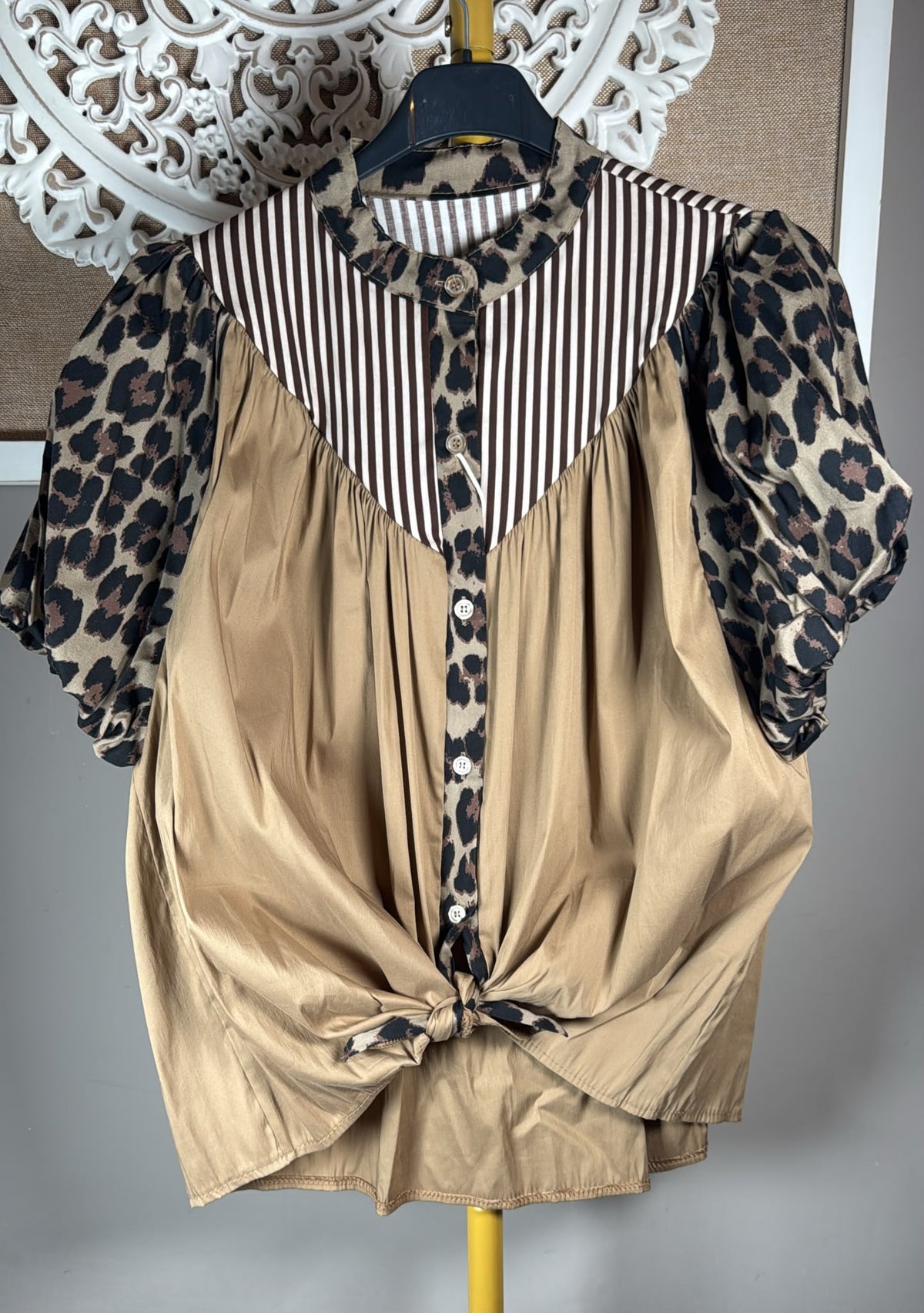 Detalle del cuello, botones, rayas y manga abullonada animal print de la camisa JOT