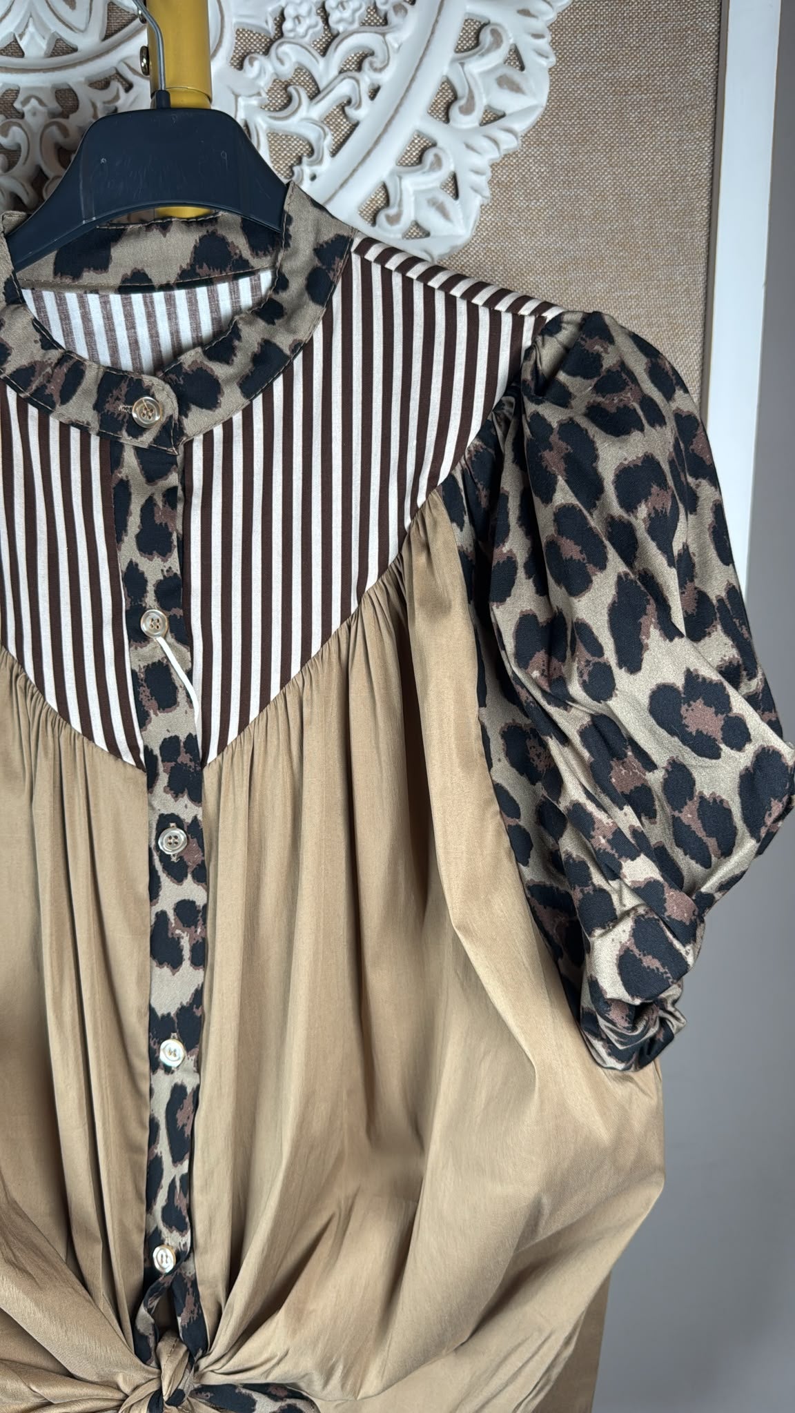Camisa JOT camel con rayas, animal print, botones y manga abullonada