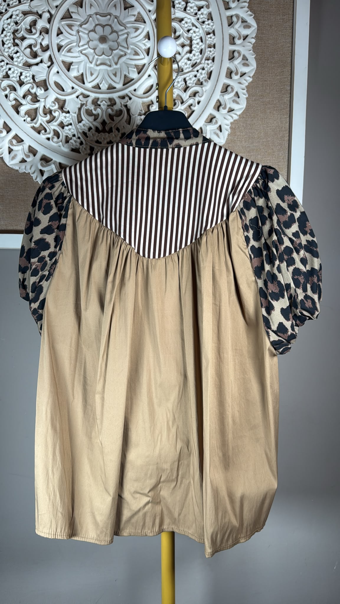 Parte trasera de la camisa JOT camel con mangas animal print y canesú de rayas