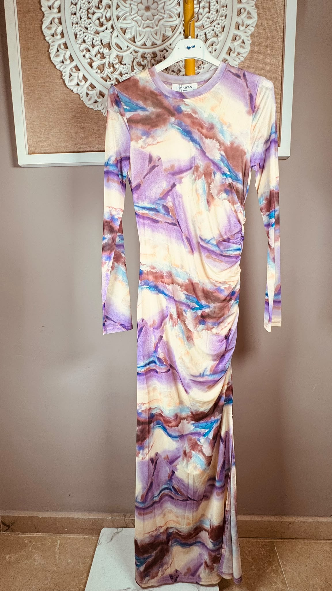 Detalle del tejido de gasa estampada y manga transparente del vestido JOT