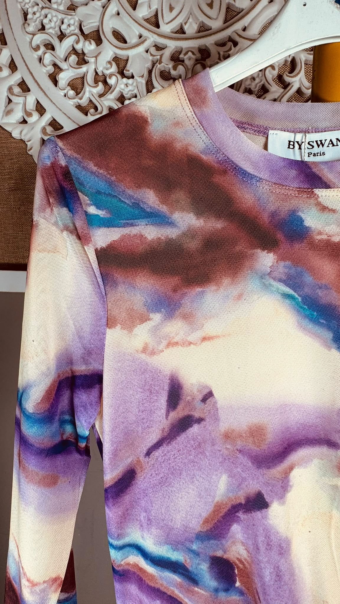 Vestido largo JOT de gasa con estampado abstracto, manga larga y abertura lateral