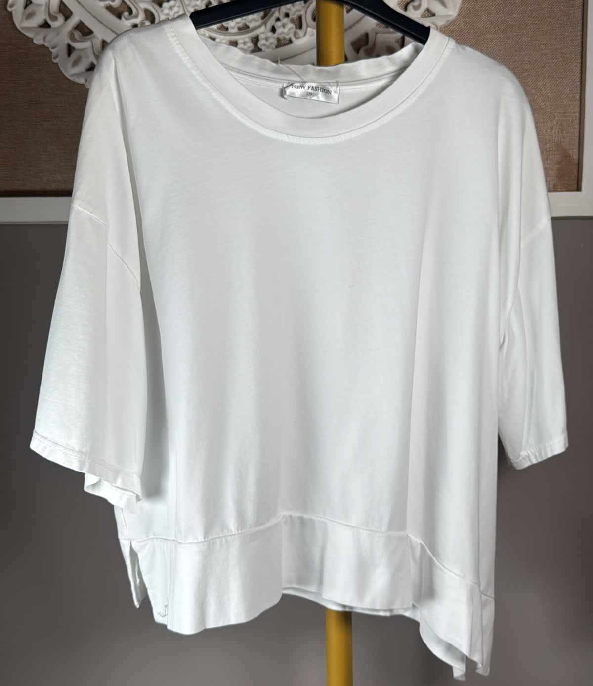 Camiseta blanca JOT de corte amplio con bajo asimétrico y aberturas laterales