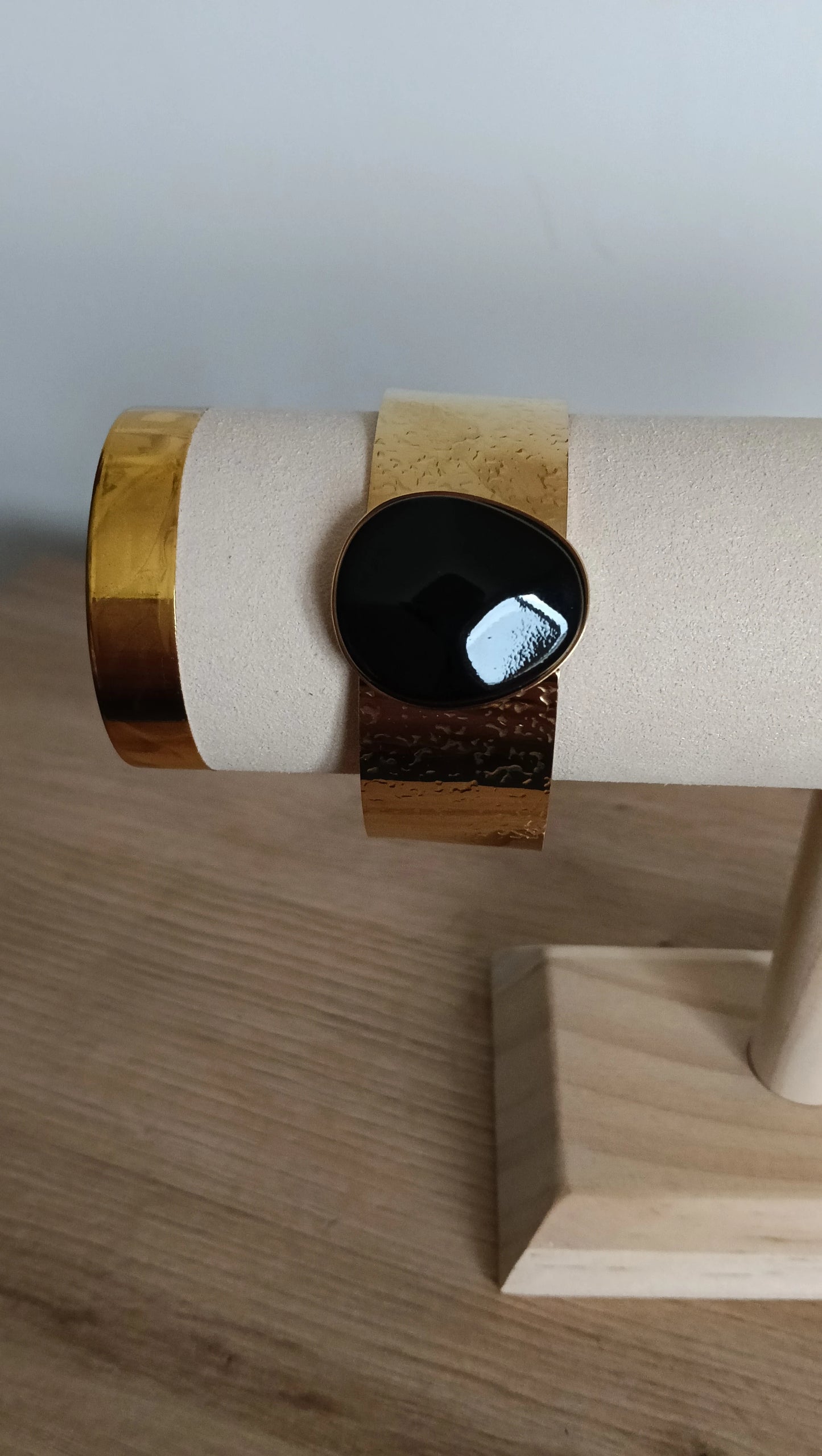 Brazalete Piedra Negra Dorado