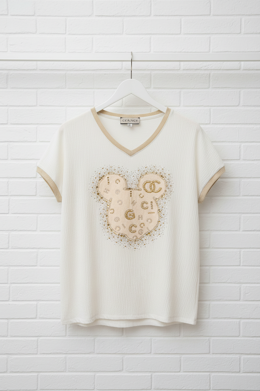 Camiseta beige con diseño de brillos en percha