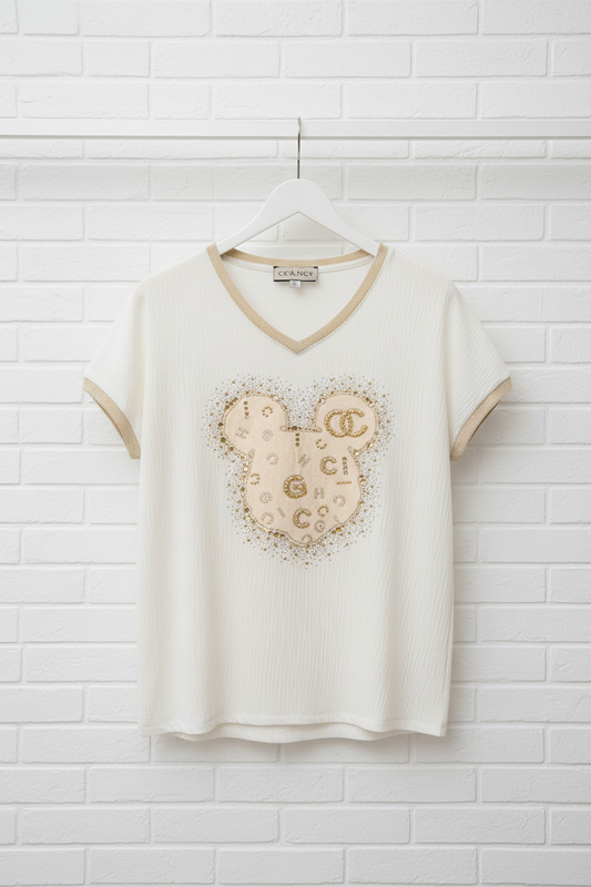 Camiseta beige con diseño de brillos en percha