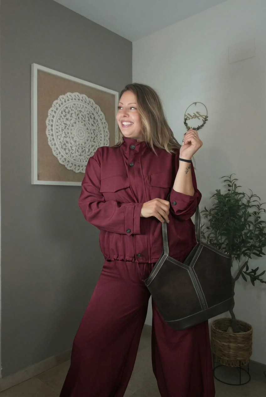 Conjunto de bomber y pantalón en color granate