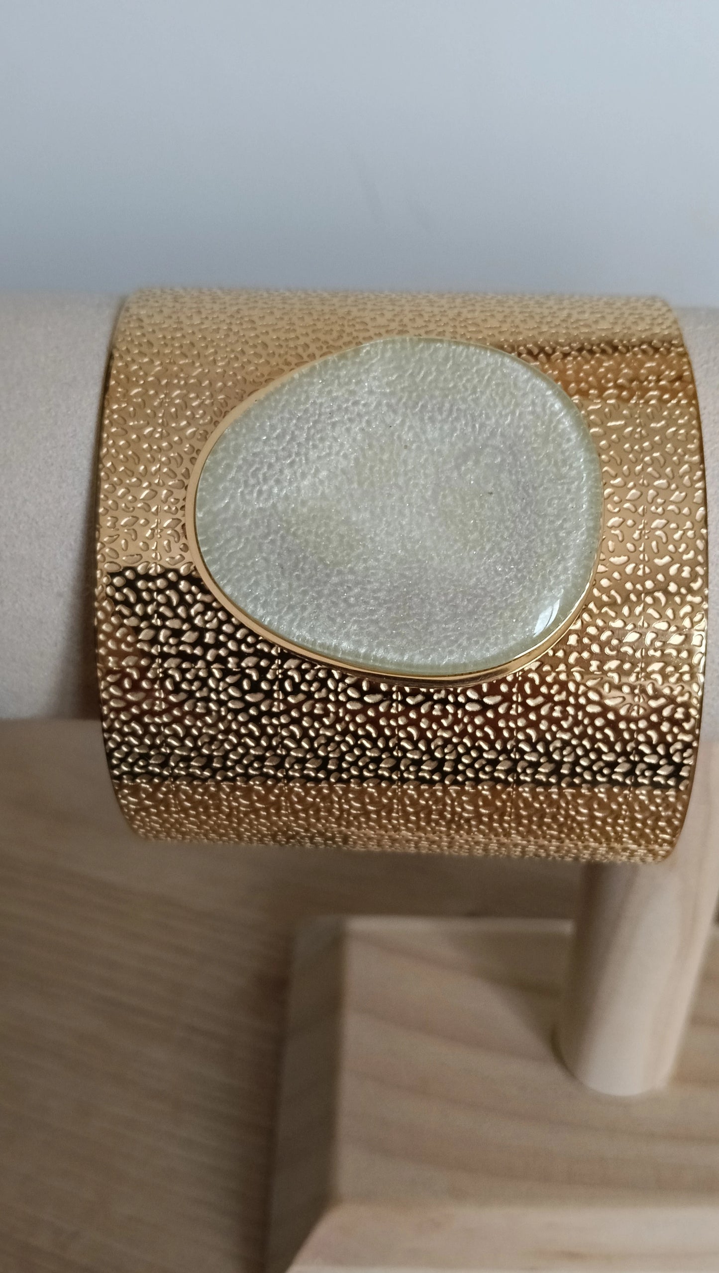 Brazalete piedra blanca Dorado