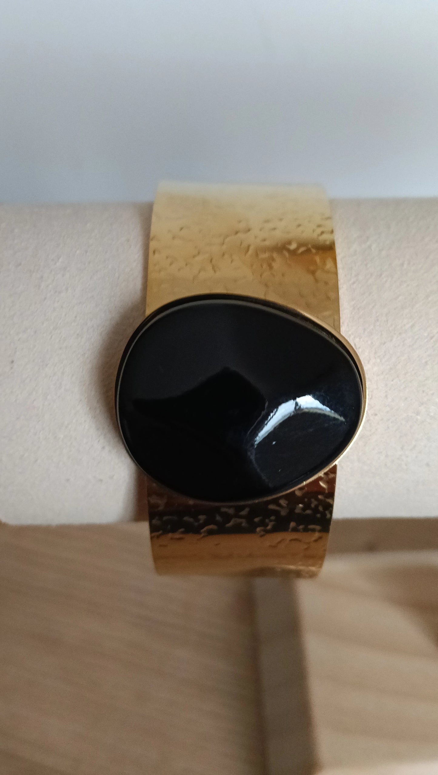 Brazalete Piedra Negra Dorado