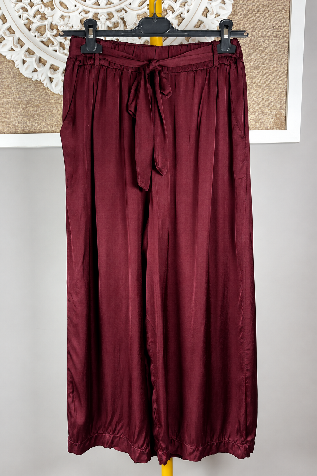 Pantalón JOT de raso color granate, actualmente agotado