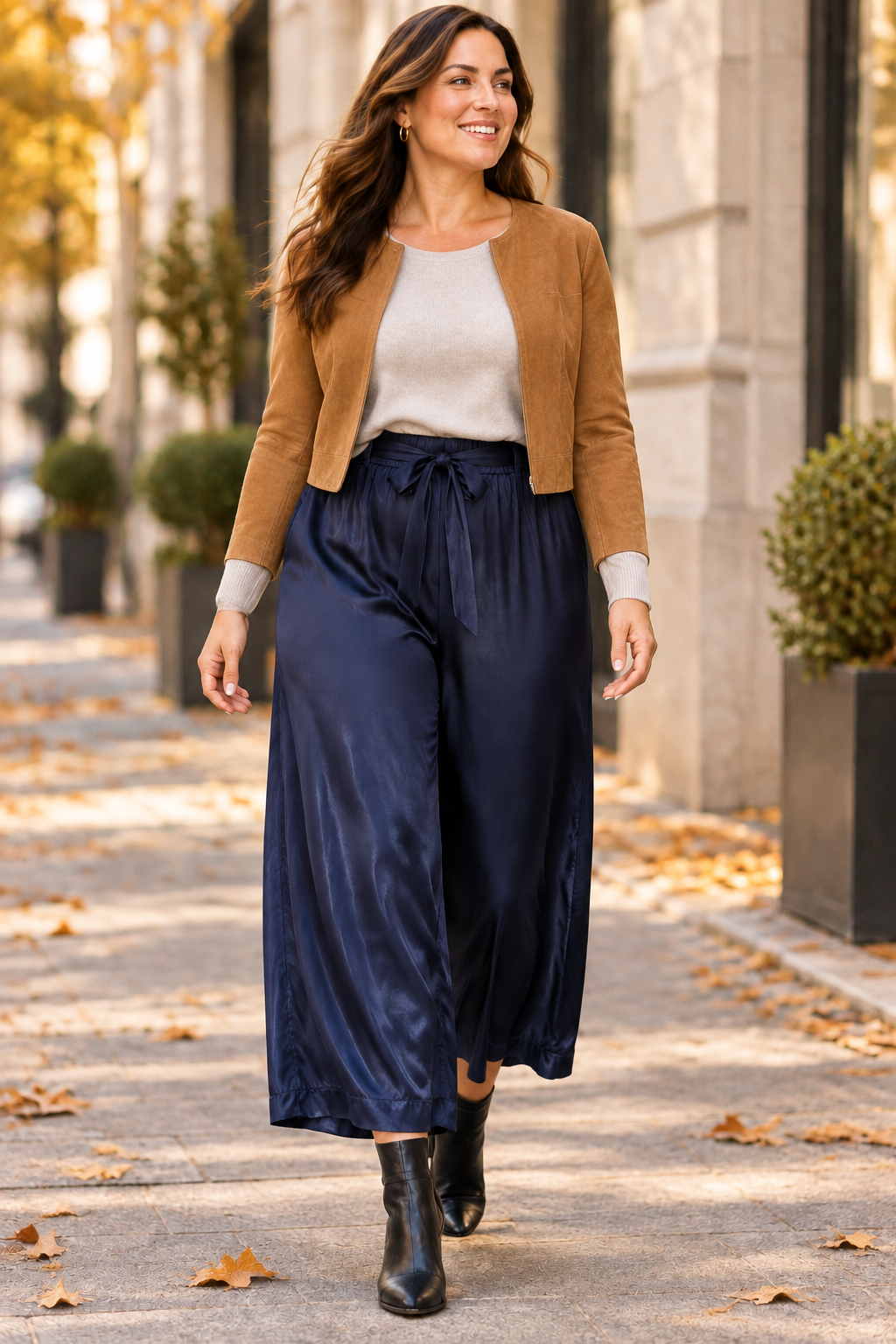 Look otoñal con pantalón JOT azul marino