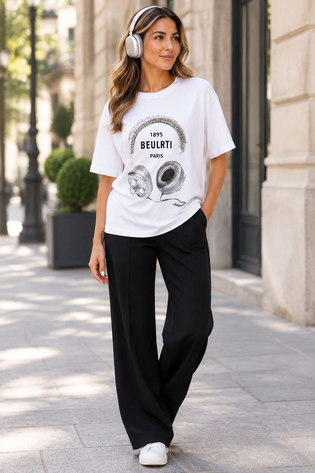 Modelo talla 42 con camiseta de strass en una calle