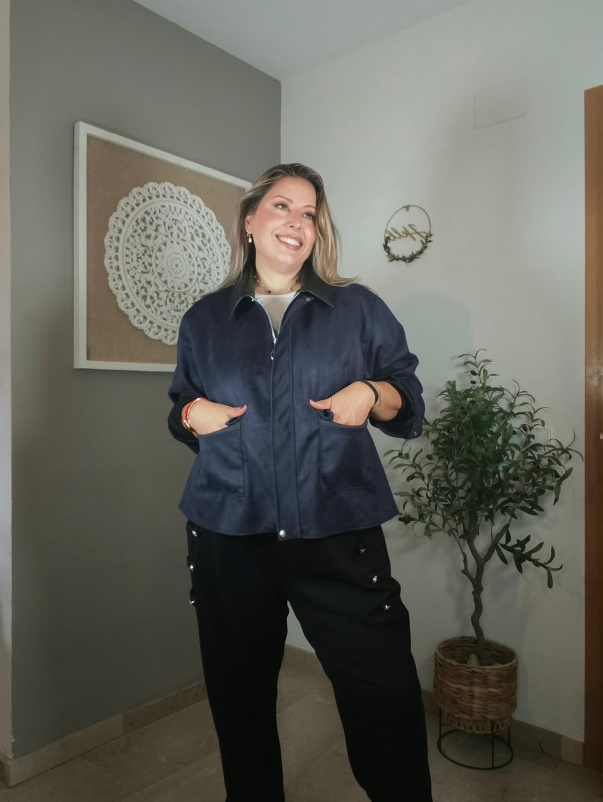 Chaqueta de antelina con cuello de polipiel