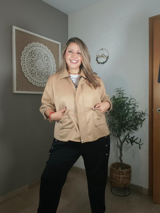 Chaqueta de antelina con cuello de polipiel