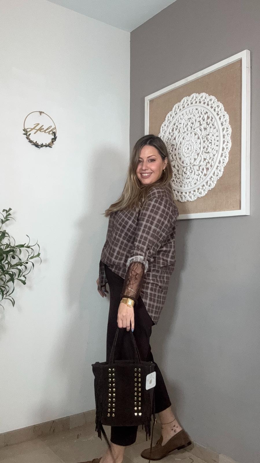 🤎 Camisa de Cuadros Marrones con Mangas de Encaje