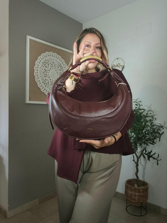 Bolso media luna con detalle dorado ·