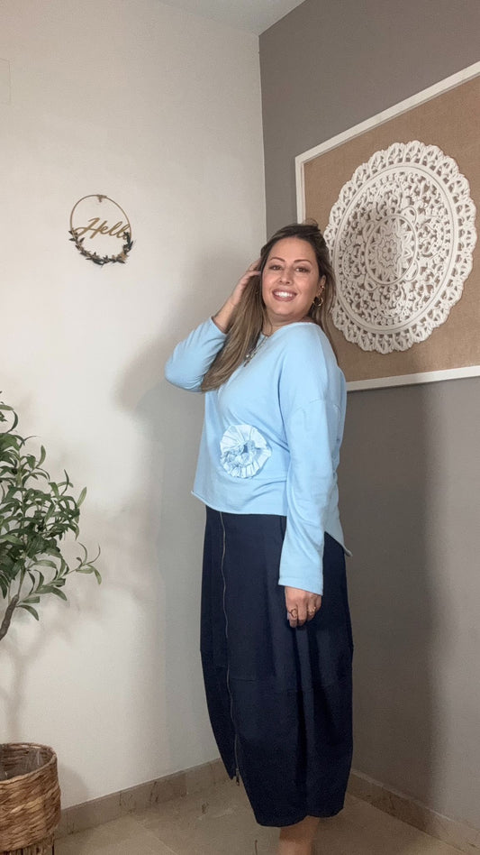 💙 Sudadera Azul Celeste con Flor Decorativa