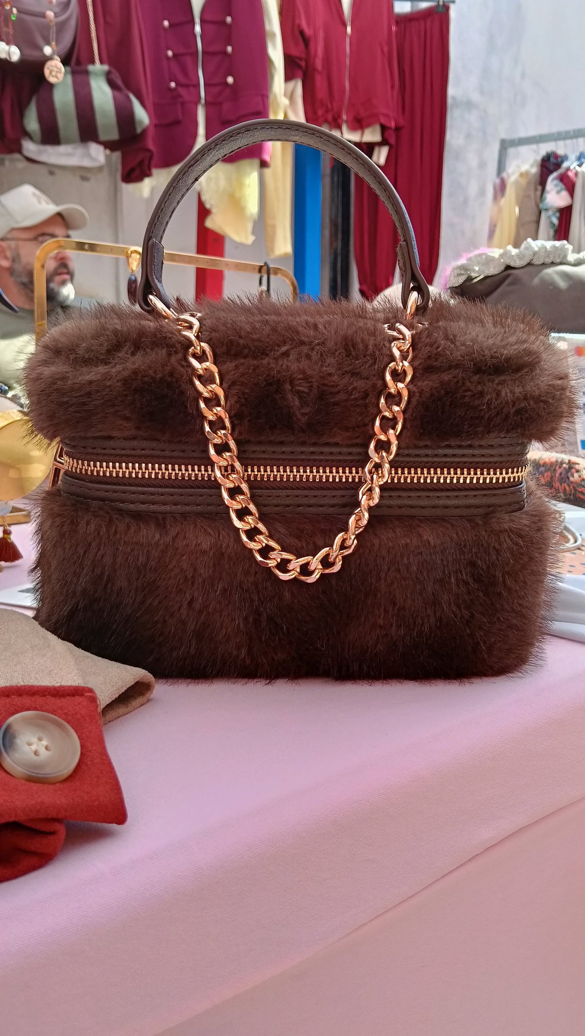 Bolso de pelo marrón chocolate con cadena dorada