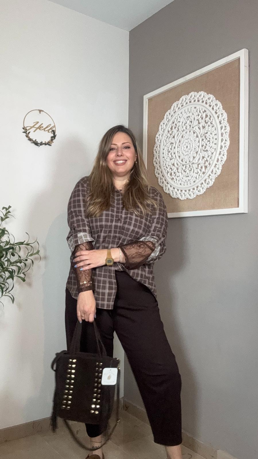 🤎 Camisa de Cuadros Marrones con Mangas de Encaje